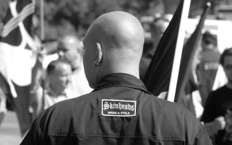 Neonazi als Skinhead mit Aufnäher "Skinheads - Weiss und stolz" bei einer Demonstration am 19 August 2006 (Foto: Marek Peters).