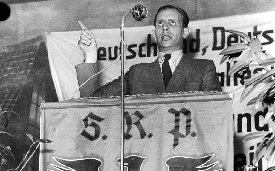 Otto Ernst Remer 1949 als Redner auf einer Veranstaltung des SRP-Ortsverbands Uelzen (Foto: DER SPIEGEL).