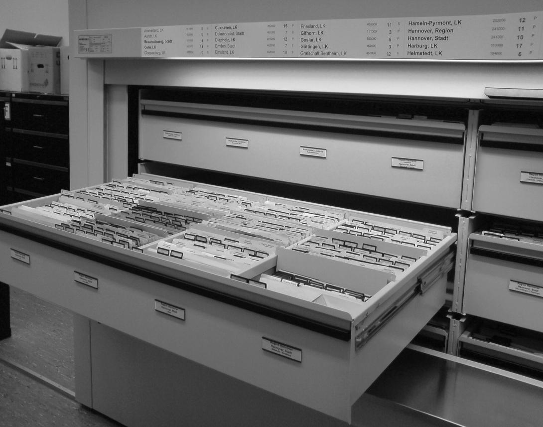 Altes Handarchiv in Hannover: Karteikarten mit Fotos, Plänen und Dokumenten (Foto: Bernd Schwabe). 