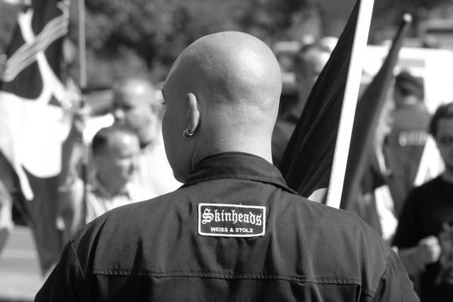 Neonazi als Skinhead mit Aufnäher "Skinheads - Weiss und stolz" bei einer Demonstration am 19 August 2006 (Foto: Marek Peters).