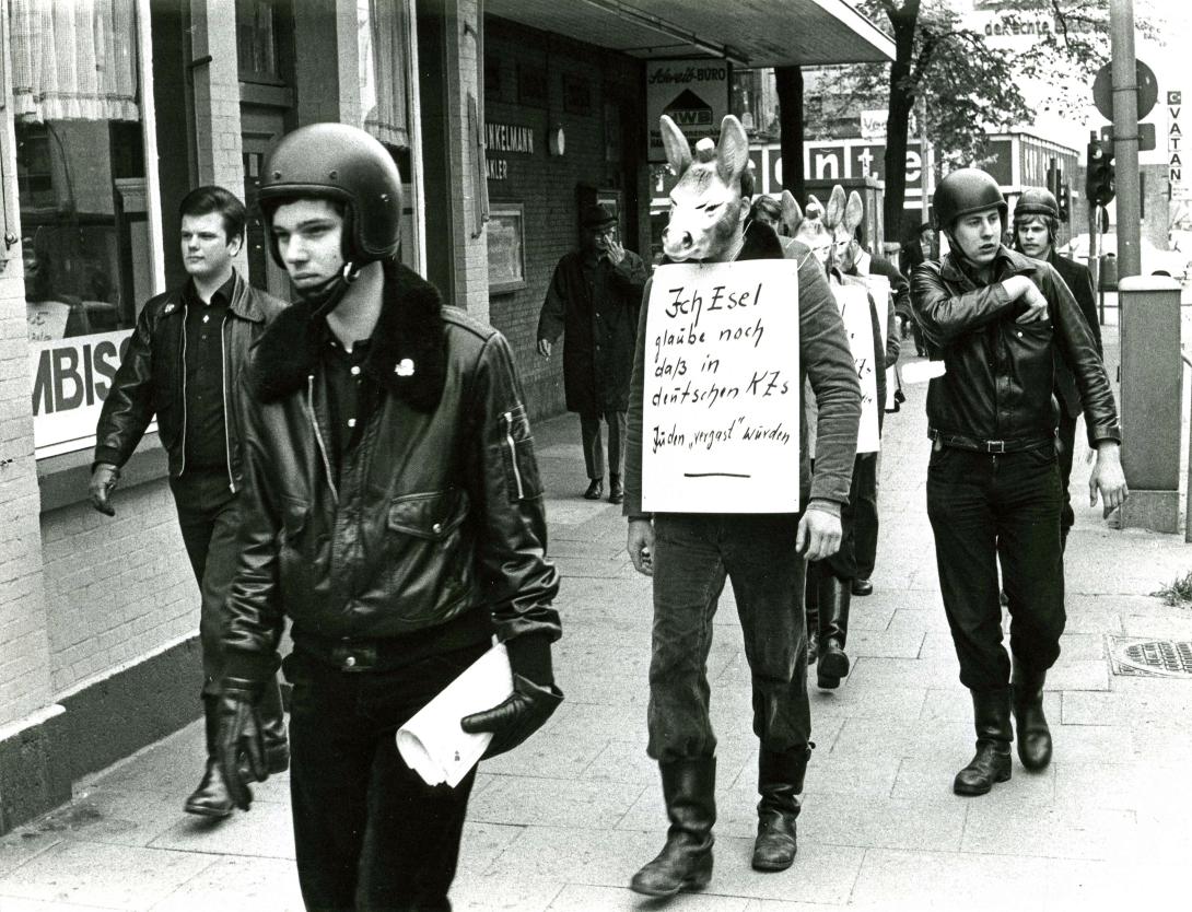 Die "Eselsmasken-Aktion" am 20.05.1978 in Hamburg (Foto: Alwin Meyer). 